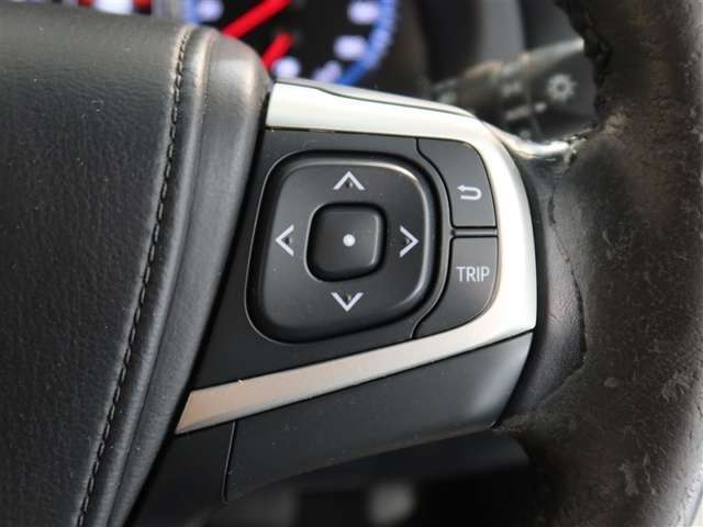 ステアリングスイッチ付き。前方から目を離すことなく操作することが可能です。