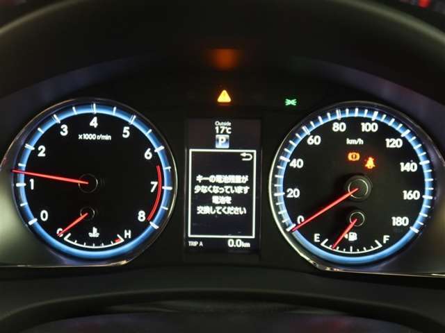 とっても見やすいメーターです。夜間時はラグジュアリーな気分にさせてくれる照明が魅力ですので、夜のドライブも楽しみになりますよ♪