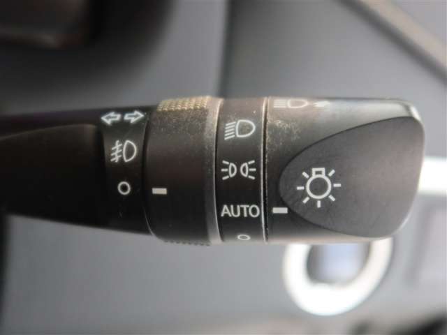 周囲が暗くなると自動でヘッドライトを点灯するオートライト機能付き。周囲が明るくなると自動で消灯します。