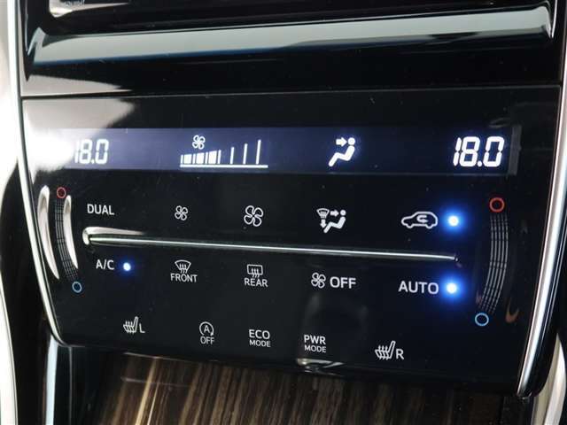 左右独立温度コントロールフルオートエアコンです。運転席、助手席それぞれで独立して温度設定ができます。冷え性の方が乗っても安心ですね♪
