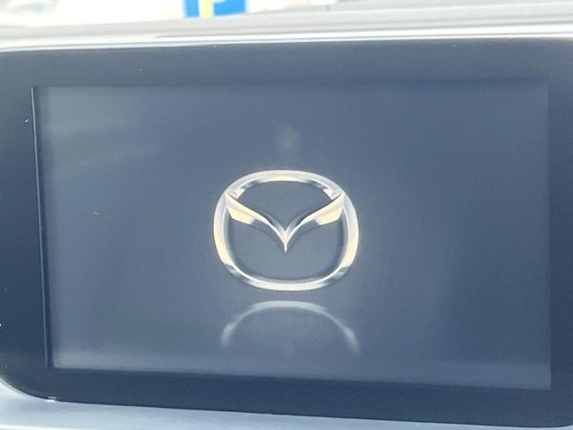【マツダコネクト】車内の雰囲気にマッチした大型のディスプレイ。スマホ接続でのナビ使用やBluetooth再生等、様々な機能が楽しめます。直感的なダイヤル操作が可能で、使い勝手も良好です。