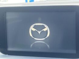 【マツダコネクト】車内の雰囲気にマッチした大型のディスプレイ。スマホ接続でのナビ使用やBluetooth再生等、様々な機能が楽しめます。直感的なダイヤル操作が可能で、使い勝手も良好です。