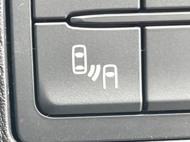 【ブラインドスポットモニタリング】走行中、ドアミラーの死角になりやすい箇所に後続車が接近するとサイドミラー付近に警告を表示、ドライバーに注意喚起をしてくれます。