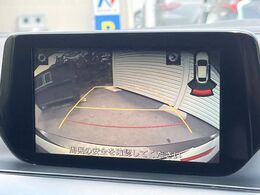 【バックカメラ】駐車時に後方がリアルタイム映像で確認できます。大型商業施設や立体駐車場での駐車時や、夜間のバック時に大活躍！運転スキルに関わらず、今や必須となった装備のひとつです！