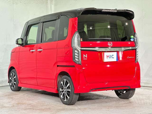 納車前にはスタッフによってピカピカに仕上げてご納車致します。オプションでガラスコーティングなどオススメ品も格安で承ります！