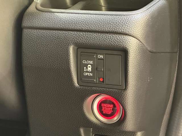 片側電動スライドドア装備車です。