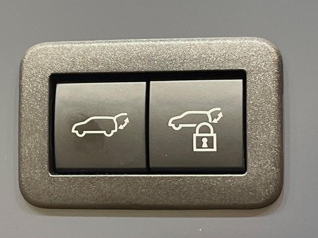 【パワーバックドア】スマートキーや運転席のボタンを押すだけでリアゲートが自動で開閉します！荷物を持っている時や、高い位置にあるバックドアを閉める際に便利な機能です♪