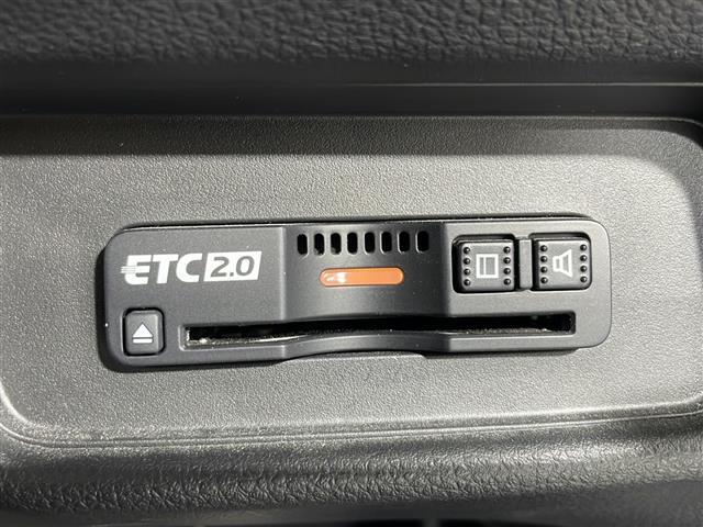 【ETC】有料道路を利用する際に料金所で停止することなく通過できる、ETC車載器（ノンストップ自動料金収受システム機器）が装備されています。セットアップを行うことで利用可能になります。