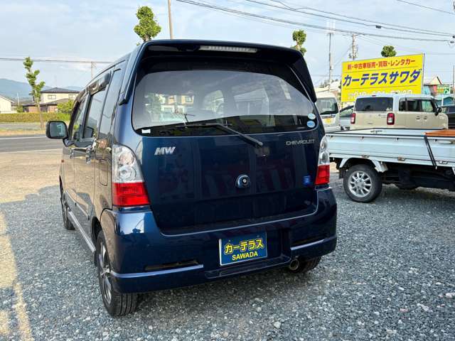 当店では人気の軽自動車、ファミリーカー等、様々なニーズにお応えするクルマを展示しております。