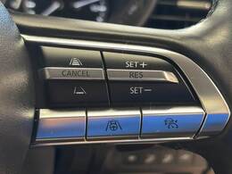 【レーダークルーズコントロール】装備車両です。レーダーやカメラを使って前を走るクルマの状況を検知して速度を調整してくれます。遠距離ドライブの高速道路などでは大活躍で疲労軽減に役立ちます。
