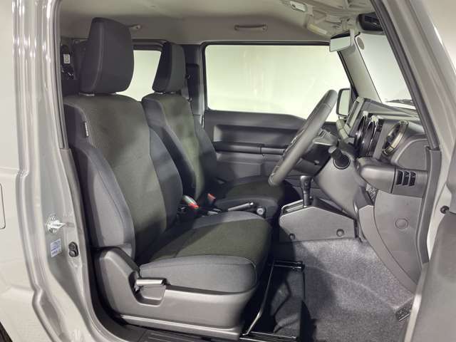 【運転席】座り心地が良いシートなので長時間の運転でも快適にお過ごしいただけます。新品のフロアマットのご注文も可能です。掲載箇所以外にご希望の写真がございましたらお気軽にお問い合わせ下さい。