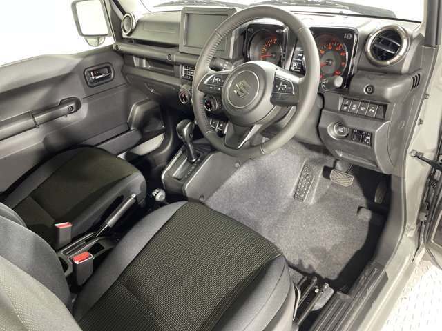 【運転席】座り心地が良いシートなので長時間の運転でも快適にお過ごしいただけます。新品のフロアマットのご注文も可能です。掲載箇所以外にご希望の写真がございましたらお気軽にお問い合わせ下さい。