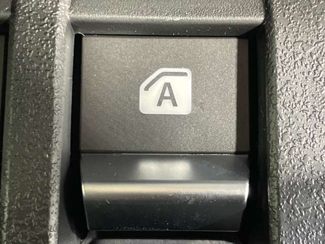 【安全装備スイッチ】横滑り防止装置、車線逸脱警報、衝突被害軽減ブレーキが搭載されています♪
