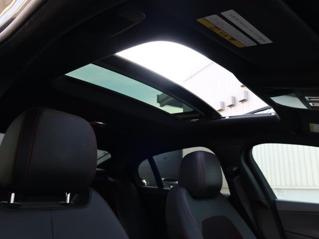 【パノラミックルーフ】車内に気持ちいい自然光が差し込み、頭上に広がる風景をお楽しみいただけます。快適な車内温度を維持し日差しから乗員とインテリアを守るダークカラーのガラス。電動ブラインド付き！