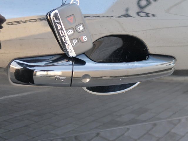 【キーレスエントリー】バッグやポケットからキーを取り出すことなく車にアクセスして、ロックとアラームを設定できます。　毎日の利便性をさらに高める機能です。