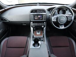 JAGUARの『XE　R-SPORT』を認定中古車でご紹介！スライディングパノラミックルーフ、アダプティブクルーズコントロール、スマートキー、衝突軽減、全席シートヒーター