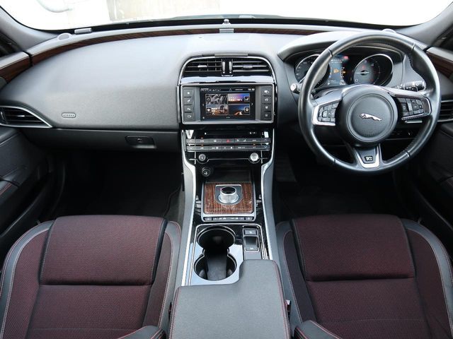 JAGUARの『XE　R-SPORT』を認定中古車でご紹介！スライディングパノラミックルーフ、アダプティブクルーズコントロール、スマートキー、衝突軽減、全席シートヒーター