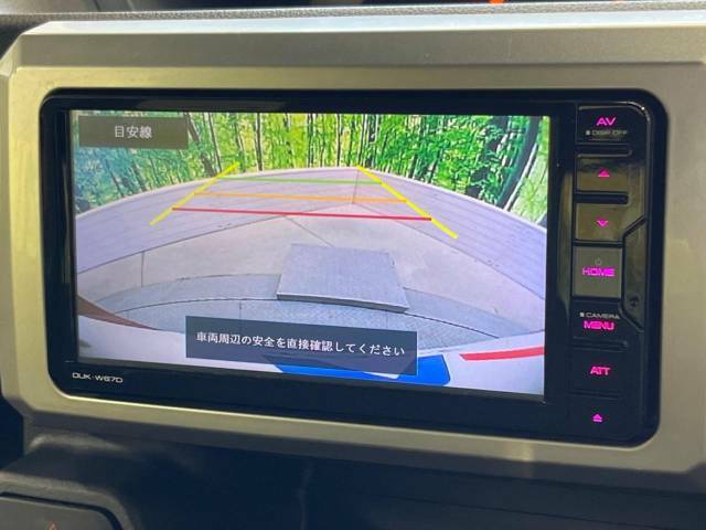 【バックカメラ】駐車時に後方がリアルタイム映像で確認できます。大型商業施設や立体駐車場での駐車時や、夜間のバック時に大活躍！運転スキルに関わらず、今や必須となった装備のひとつです！