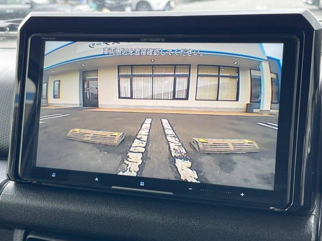 【バックカメラ】駐車時に後方がリアルタイム映像で確認できます。大型商業施設や立体駐車場での駐車時や、夜間のバック時に大活躍！運転スキルに関わらず、今や必須となった装備のひとつです！