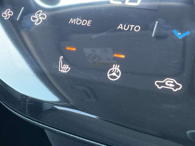 運転席シートヒーターとハンドルヒーターが装備されております。