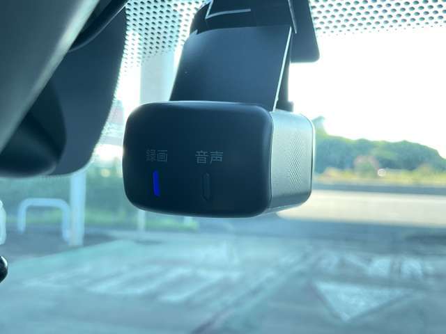ドライブレコーダーは運転時はもちろんのこと、駐車場内でエンジンを切っている時でも当たった振動を元に電源が自動で入るので車から離れていても安心。