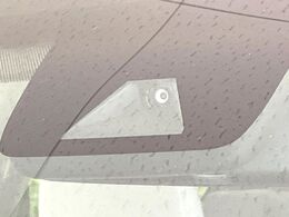 【トヨタセーフティセンス】走行中に前方の車両等を認識し、衝突しそうな時は警報とブレーキで衝突回避と被害軽減をアシスト。より安全にドライブをお楽しみいただけます。