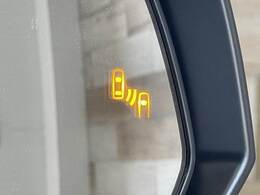 【ブラインドスポットモニター（BSM）】車線変更時に車両後方から来る車両を検知し安全をサポートする装置です。