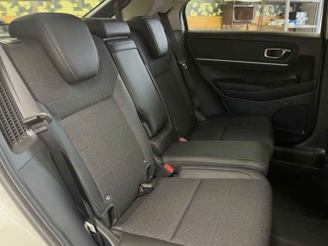 後部座席も気になるようなキズ・汚れやへたり等、大きなダメージはなく、良好な状態です。