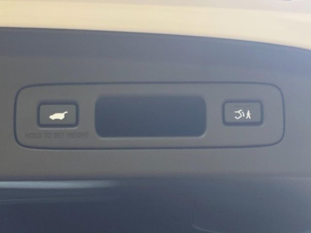 【パワーバックドア】スマートキーや運転席のボタンを押すだけでリアゲートが自動で開閉します！荷物を持っている時や、高い位置にあるバックドアを閉める際に便利な機能です♪