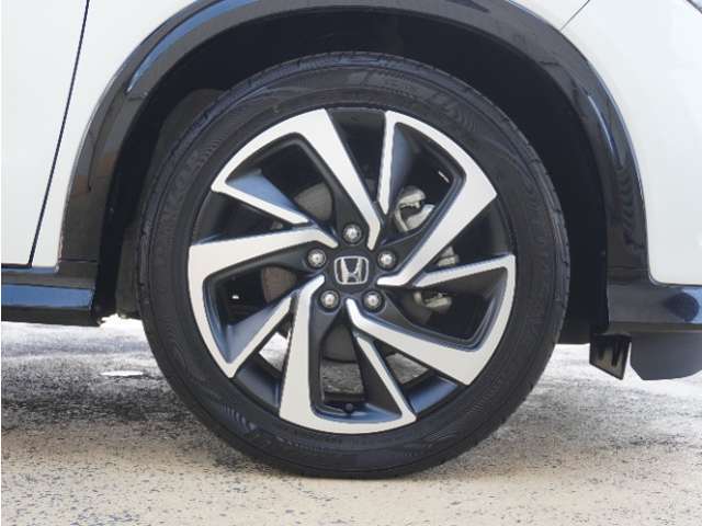 アルミホイール装着車です！これで足元まわりもおしゃれにきまります！