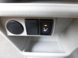 運転席側シートヒーター付いてます☆冬場は助かる装備です♪