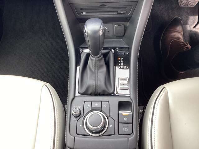 コマンダーコントロール　手もとを見ることなく操れるようシンプルで使いやすく安全運転に一役。