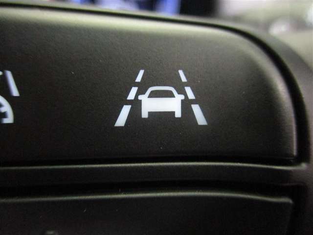 レーンキープコントロール搭載：車線の中央付近を安定して走行するよう車線から外れそうになった時に警告を出したり、ステアリングを調整して車線内に戻す装備です