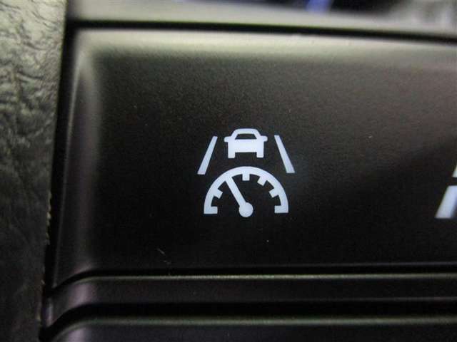クルーズコントロール装備　アクセルを踏むことなく車速を一定キープ。高速道路も楽々走行できます。