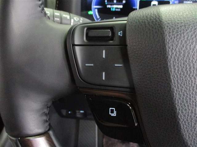 ステアリングには運転中でも簡単に操作できる各種スイッチついてます