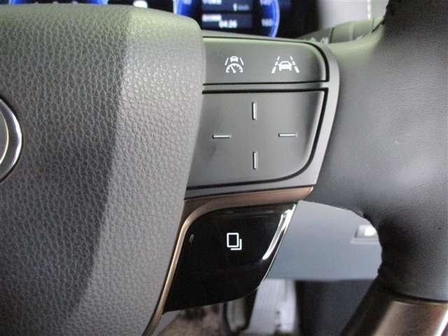 ステアリングには運転中でも簡単に操作できる各種スイッチついてます