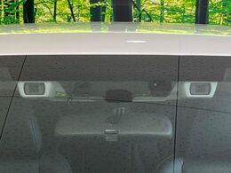 【アイサイトVer2】前方の車両等を検知し、衝突しそうな時は警報で注意を促し、ブレーキを踏む力をサポート。ブレーキを踏めなかった場合は衝突被害軽減ブレーキが作動、衝突回避をサポートします。