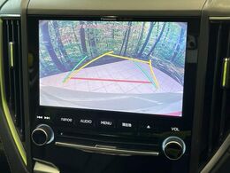 【バックカメラ】駐車時に後方がリアルタイム映像で確認できます。大型商業施設や立体駐車場での駐車時や、夜間のバック時に大活躍！運転スキルに関わらず、今や必須となった装備のひとつです！