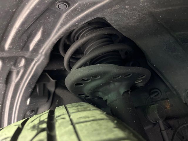 お車を安心してお乗りいただく為には、足回りの定期点検が欠かせません。サービスサポート（有償保証）では無料点検もご提供しており、安心のカーライフをお過ごしいただけるサポート体制が整っています。