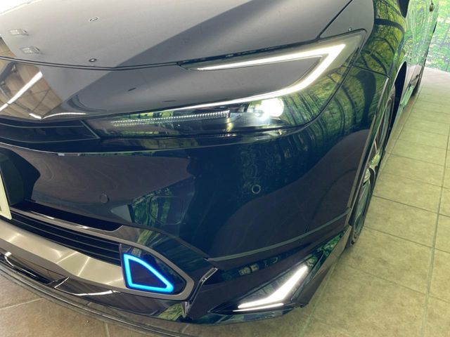 【LEDヘッドライト】悪天候や夜間走行時も良好な視界を確保し安心して運転できる高輝度LEDヘッドライトを装備！点灯速度が早く、消費電力も抑えられています。