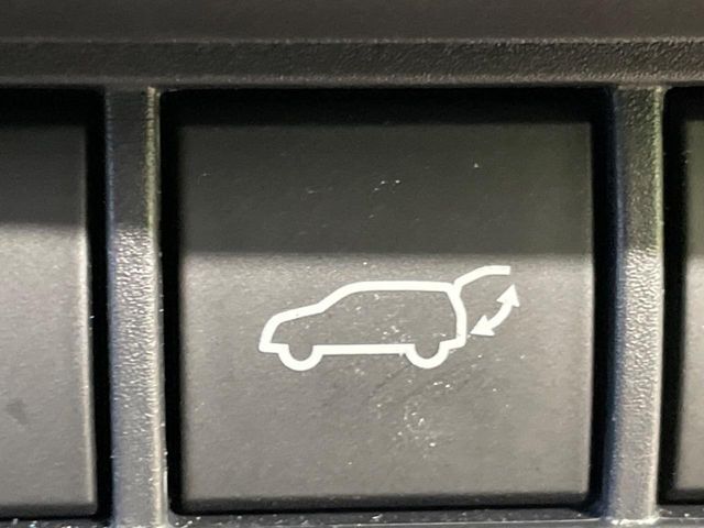 【パワーバックドア】スマートキーや運転席のボタンを押すだけでリアゲートが自動で開閉します！荷物を持っている時や、高い位置にあるバックドアを閉める際に便利な機能です♪