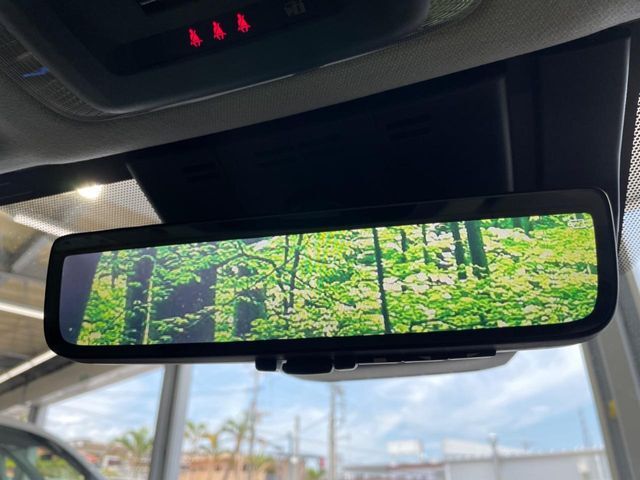 【デジタルインナーミラー】後席の大きな荷物や同乗者で後方が確認しづらい時でも安心！カメラが撮影した車両後方の映像をルームミラー内に表示。クリアな視界で状況の確認が可能です！