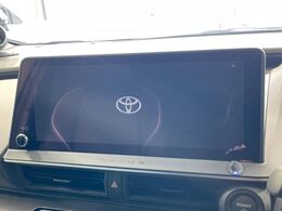 【12.3インチディスプレイオーディオ】スマートフォンと連携が可能な大画面ディスプレイオーディオです。スマートフォンのナビ機能を使用したり、Bluetooth接続で音楽もお楽しみいただけます！