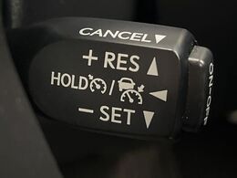 【レーダークルーズコントロール】高速道路での長距離走行が楽に！！自動で速度を保つクルーズコントロールが、衝突軽減システムと連携し、前方の車両を感知して車間を保つように速度調節してくれます！！