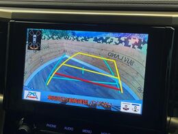 【バックカメラ】駐車時に後方がリアルタイム映像で確認できます。大型商業施設や立体駐車場での駐車時や、夜間のバック時に大活躍！運転スキルに関わらず、今や必須となった装備のひとつです！