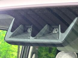 【スマートアシスト】走行中に前方の車両等を認識し、衝突しそうな時は警報とブレーキで衝突回避と被害軽減をアシスト。より安全にドライブをお楽しみいただけます。