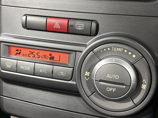 【オートエアコン】一度お好みの温度に設定すれば、車内の温度を検知し風量や温度を自動で調整。暑い…寒い…と何度もスイッチ操作をする必要はありません。快適な車内空間には必須の機能ですね♪