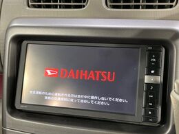 【純正ナビ】人気の純正ナビを装備しております。ナビの使いやすさはもちろん、オーディオ機能も充実！キャンプや旅行はもちろん、通勤や買い物など普段のドライブも楽しくなるはず♪
