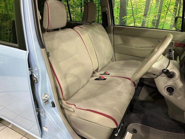 運転席シート廻りは使用感も少なく、良好な状態となっています。丁寧に使われていたことがよくわかりますね。