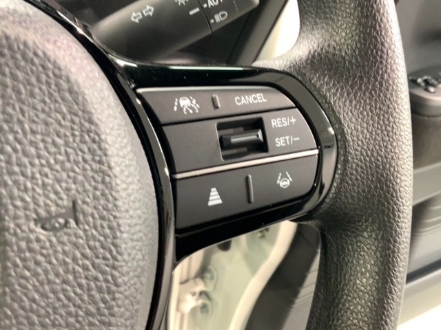 クルーズコントロールを装備しています。高速道路などで一定の速度で走ってくれるので運転が楽ですよ！速度を設定できますので、スピードの出しすぎにも注意できます。